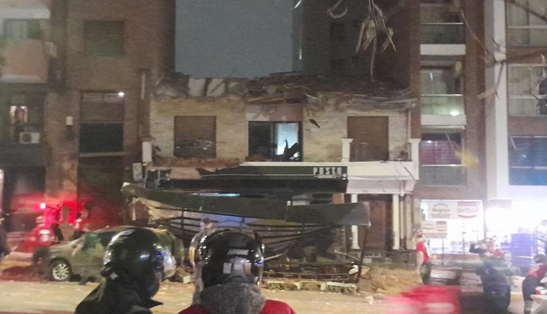 Un muerto y varios heridos tras colapsar el techo del primer piso de un edificio sobre un bar