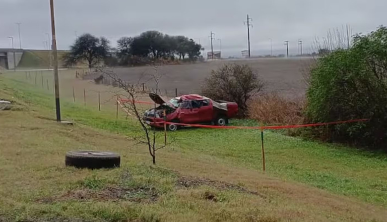 Una familia volcó su camioneta en la ruta 36 en Córdoba: hay un muerto y dos heridos