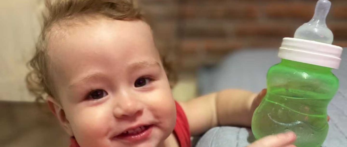 Un bebé de un año se atragantó con una uña postiza y murió: su mamá denuncia que no la dejaron velar el cuerpo