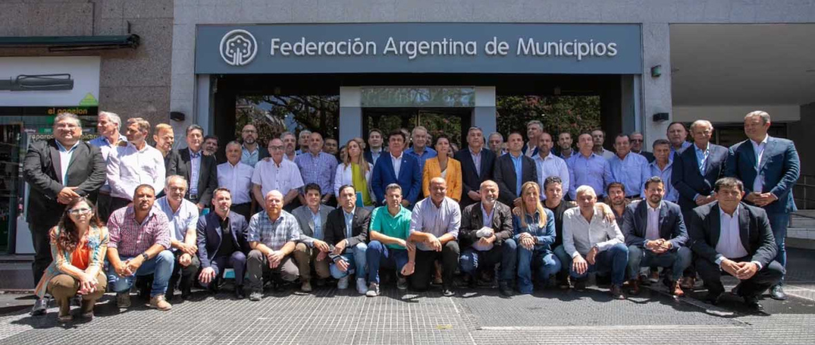 Intendentes marchan al Ministerio de Economía para reclamar fondos y la reactivación de las obras