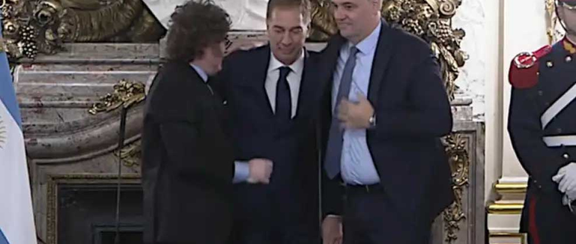 Javier Milei le tomó juramento como nuevo jefe de Gabinete a Diego Santilli junto a Manuel Adorni