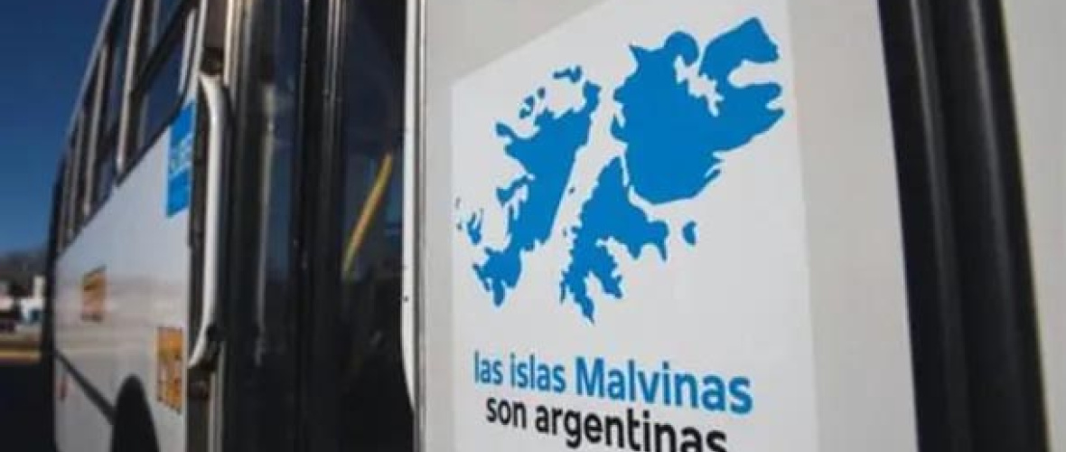 Gobierno negó haber ordenado retirar los stickers de Malvinas y ratificó que la ley sigue vigente