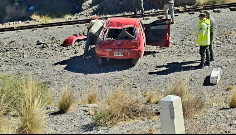 Un auto despistó y terminó junto a las vías del tren en Ruta 7