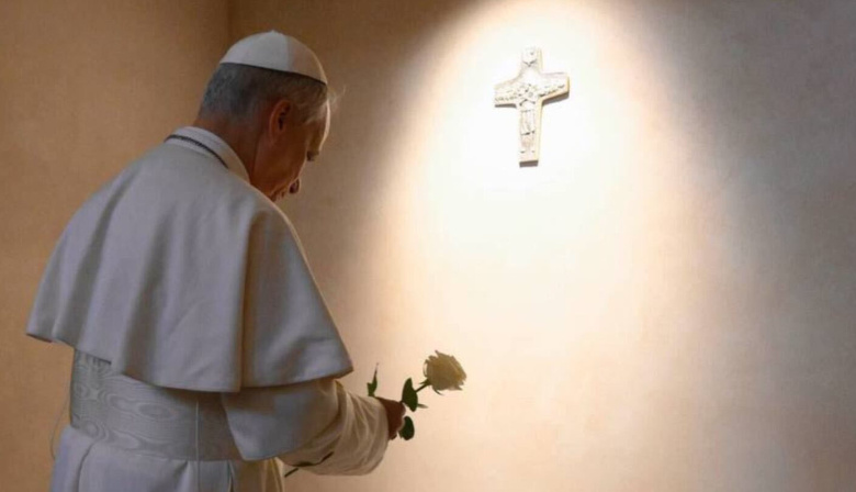 León XIV rompió el protocolo, visitó la tumba de Francisco y le dedicó un sentido homenaje