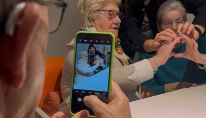 El celular diseñado especialmente para adultos mayores