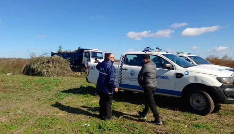 El municipio remitió dos grandes camiones al corralón por arrojar desechos en un descampado
