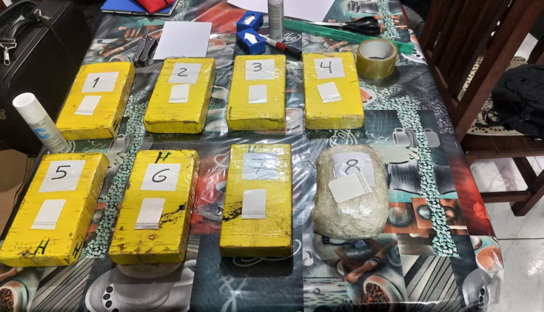 Cayó una pareja con más de 10 kilos de cocaína con el sello del delfín