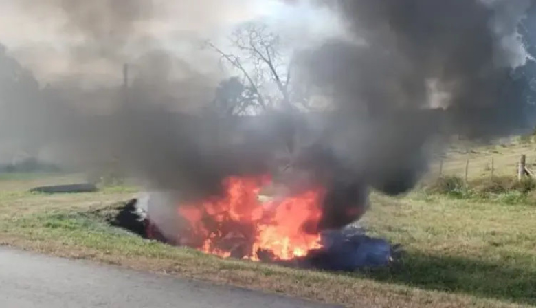 Tragedia en Ruta 2: un auto sin patente chocó, se incendió y murieron sus ocupantes