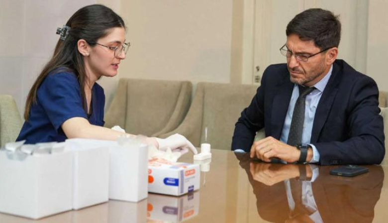 Santa Fe lanzó los "narcotest" sorpresa a políticos y policías: el gobernador Pullaro fue el primero en realizárselo