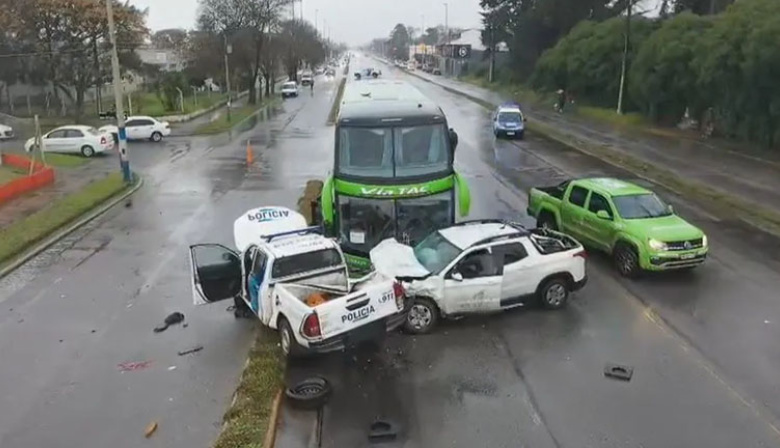 Un hombre robó un patrullero, manejó a contramano y chocó con un micro de larga distancia