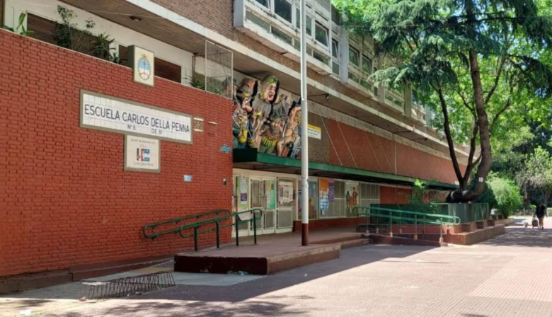 Violencia en una escuela de La Boca: la madre de un alumno le clavó una lapicera al director