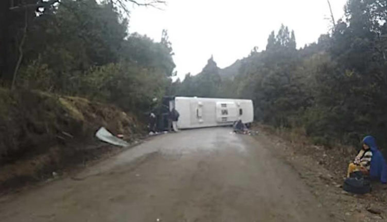 Un colectivo con 44 pasajeros volcó en Villa Traful: hay cinco turistas heridos de gravedad