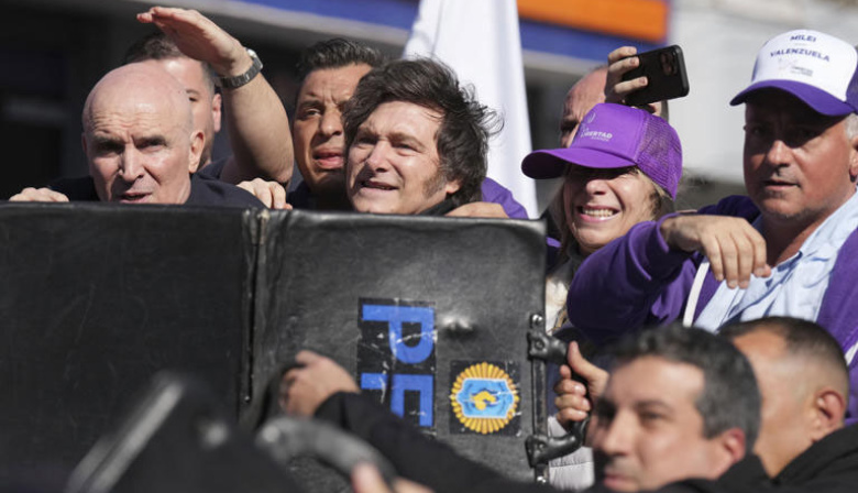 Arrojan piedras a Milei durante una caravana de campaña para las elecciones en Buenos Aires