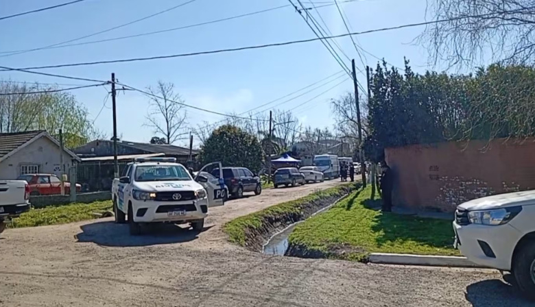 Encontraron el cuerpo de una mujer enterrado en el patio de su casa y sospechan de su hija