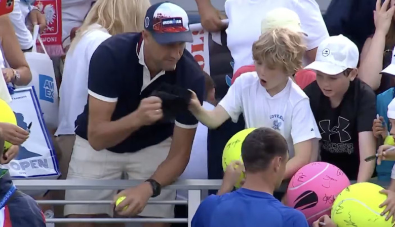 Un hombre le robó a un nene el regalo que le había hecho un tenista en el US Open y causó indignación
