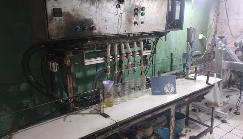 Allanaron una casa en la que envasaban de forma clandestina aceite de girasol de la marca Cocinero