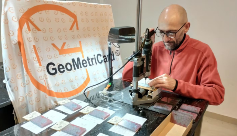 Un profesor santiagueño convirtió la tarjeta SUBE en un kit de geometría y revolucionó las aulas
