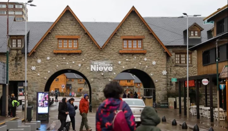 Indignación en Bariloche: un alumno se disfrazó de una mujer abusada en el viaje de egresados