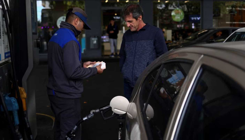 El Gobierno planea una fuerte suba de un impuesto clave para el precio de la nafta