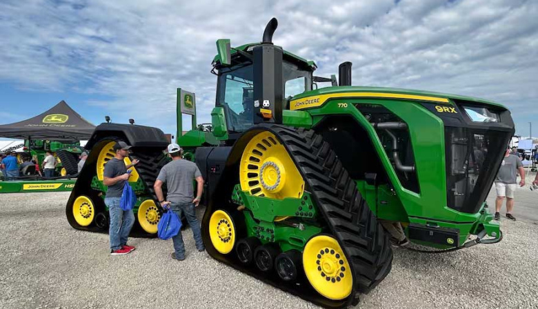 El tractor más grande del mundo en Argentina lo compró un productor de Colonia Valtelina