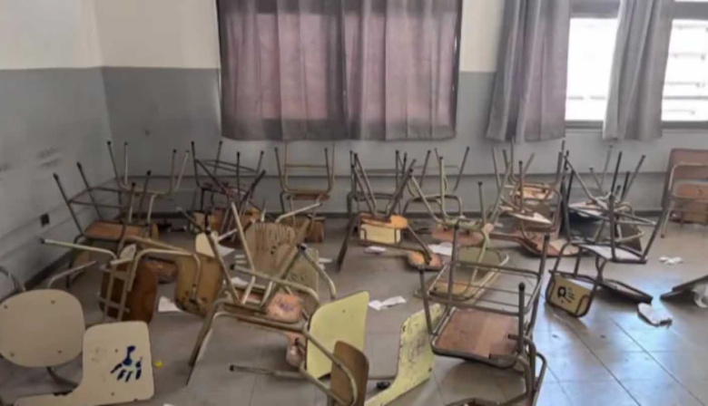 Más de 100 alumnos destrozaron el colegio porque no les dieron libre el último día de clases