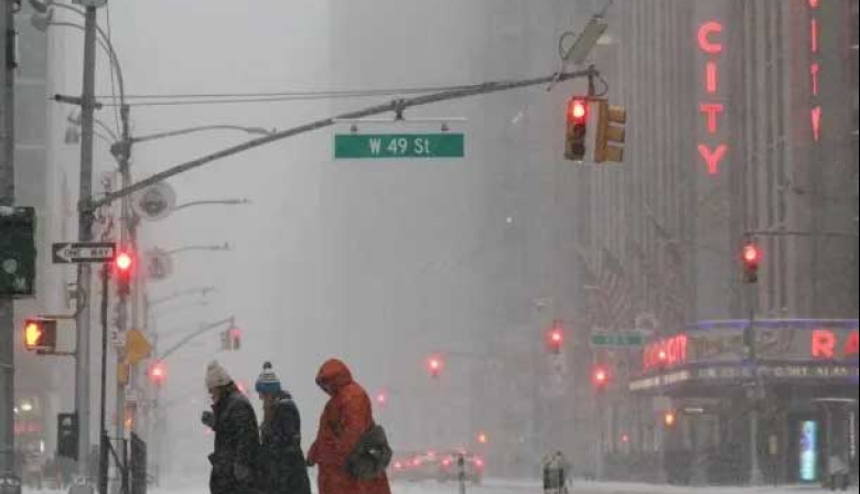 Estados Unidos bajo hielo: la tormenta ártica ya deja seis muertos y un apagón masivo