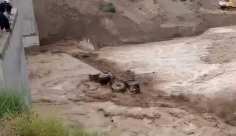 Rescate en Mendoza de dos operarios que quedaron atrapados en la Ruta 40 por la inundación