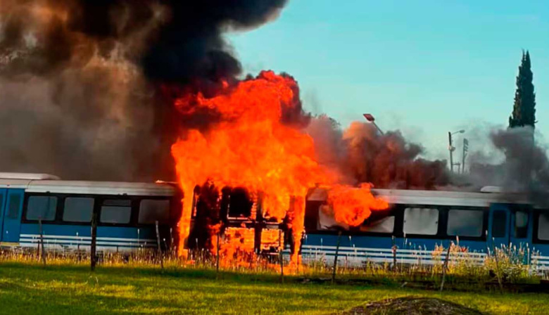 Feroz incendio en el Tren de las Sierras en Córdoba: evacuaron a 120 pasajeros