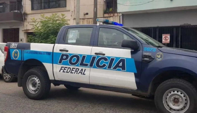 Un policía atropelló a una ciclista, dio positivo en el test de droga y lo separaron de la fuerza