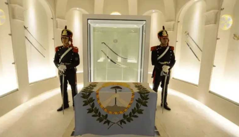 Tras protestas y polémicas, el sable corvo de San Martín llegó a Santa Fe