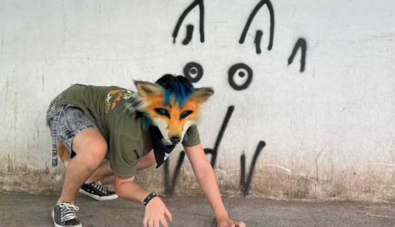 Denunció que su hija fue atacada por jóvenes disfrazados de animales: “Un therian le mordió el tobillo”