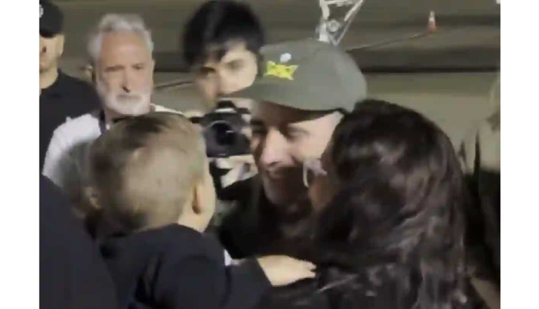 Así fue el emotivo reencuentro de Nahuel Gallo con su familia tras estar 448 días detenido en Venezuela