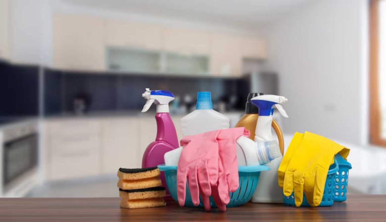 Oficializaron el aumento y bono para el empleo doméstico: cómo quedan las escalas para cada categoría