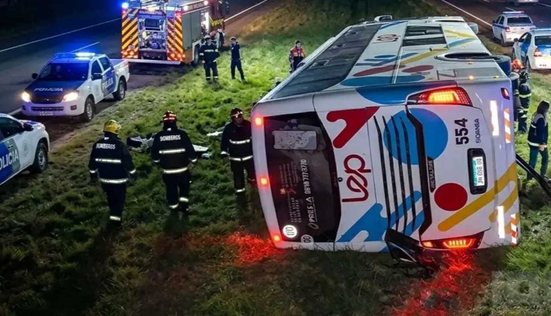 Impactante accidente en la Ruta 9: un micro volcó y hay más de 40 pasajeros heridos