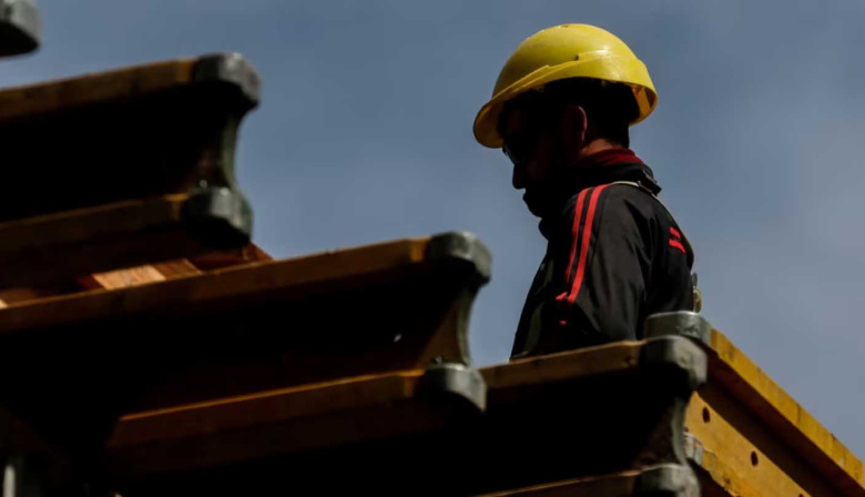 El Gobierno refuerza el ajuste fiscal y ahorraría $900.000 millones con el fin de un plan social