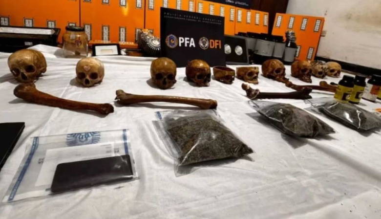 Horror en Córdoba: encontraron cráneos humanos en un operativo policial y uno tenía un crucifijo incrustado