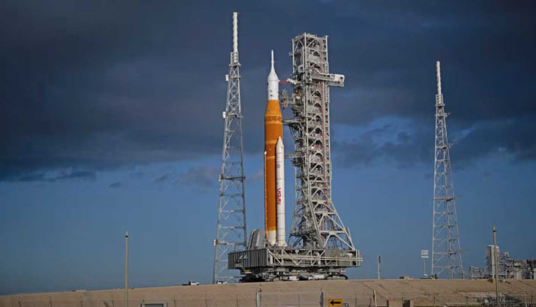 Artemis II: el cohete SLS ya está en la plataforma de lanzamiento y la tripulación entró en cuarentena