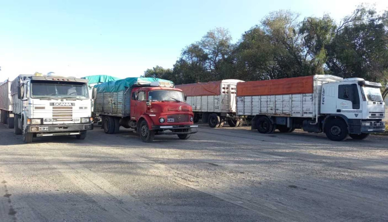 El alza del gasoil tensiona al transporte de granos y pone en jaque al sistema de cargas