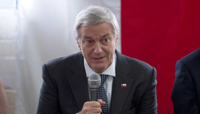 Cómo se prepara Chile para enfrentar una ola de violencia escolar: revisión de mochilas y detector de metales