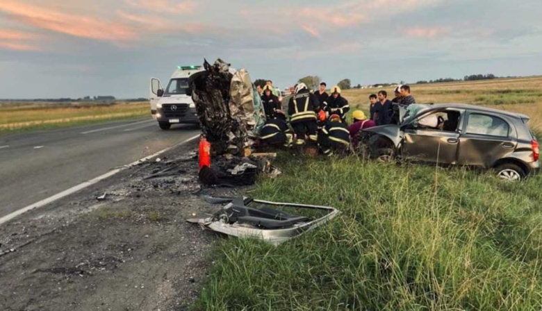 Conmoción en la ruta 3: cinco muertos tras un choque frontal entre dos autos
