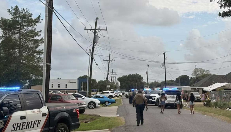 Terror en un desfile en EE.UU.: un auto embistió a la multitud y dejó al menos 15 heridos