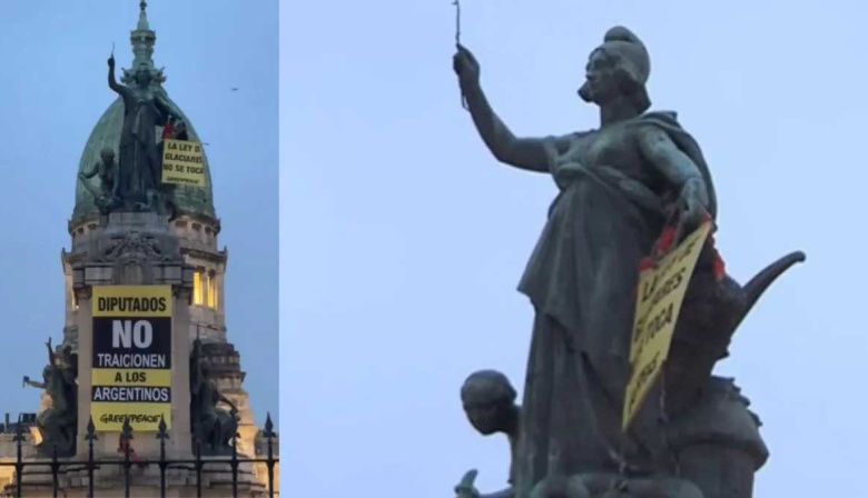 Protesta de Greenpeace contra la Ley de Glaciares: activistas se treparon al monumento los dos Congresos