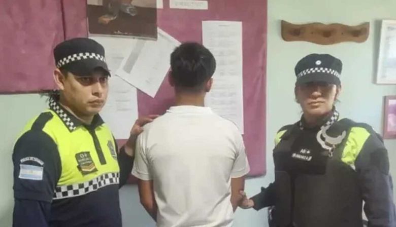 Tensión en Tucumán: un alumno de 17 años entró armado a una escuela y fue reducido en plena clase