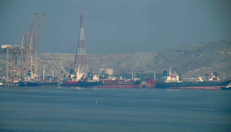 El pétroleo sube y vuelve a ubicarse por encima de los US$100 ante la decisión de Trump de bloquear Ormuz