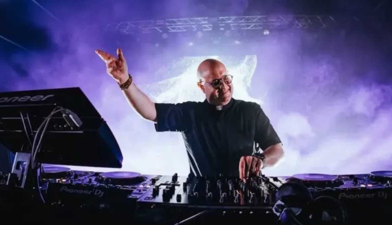 Una multitud llenó la Plaza de Mayo: el "cura DJ" homenajeó al Papa Francisco con un show electrónico gratuito