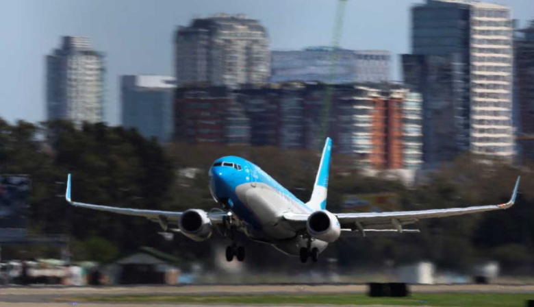 Conflicto en el SMN: el Gobierno habilitó a terceros a proporcionar información climática a los vuelos