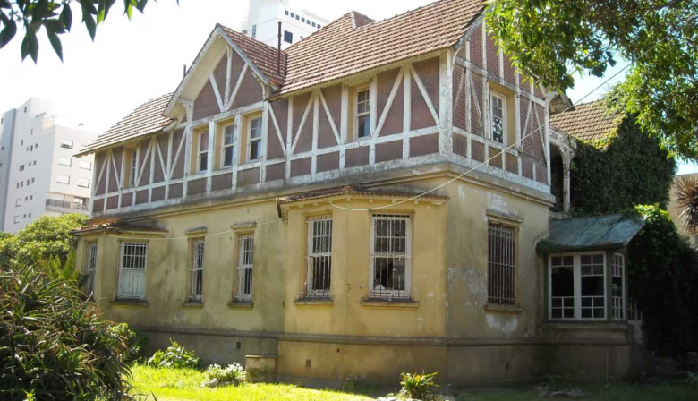 Fue construida sobre un cementerio y está abandonada: la casa de Mar del Plata que inquieta a todos