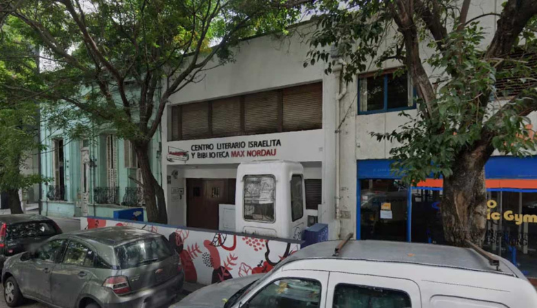 Ataque antisemita en La Plata: tiraron una bomba molotov contra el Centro Literario Israelita