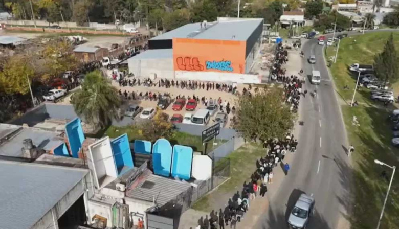 Más de mil personas hicieron fila desde la madrugada para conseguir trabajo en un frigorífico