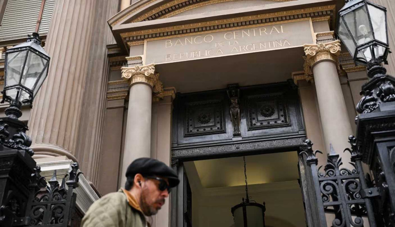 Investigan a un personaje clave del BCRA por presuntas maniobras con el dólar oficial y el rulo financiero